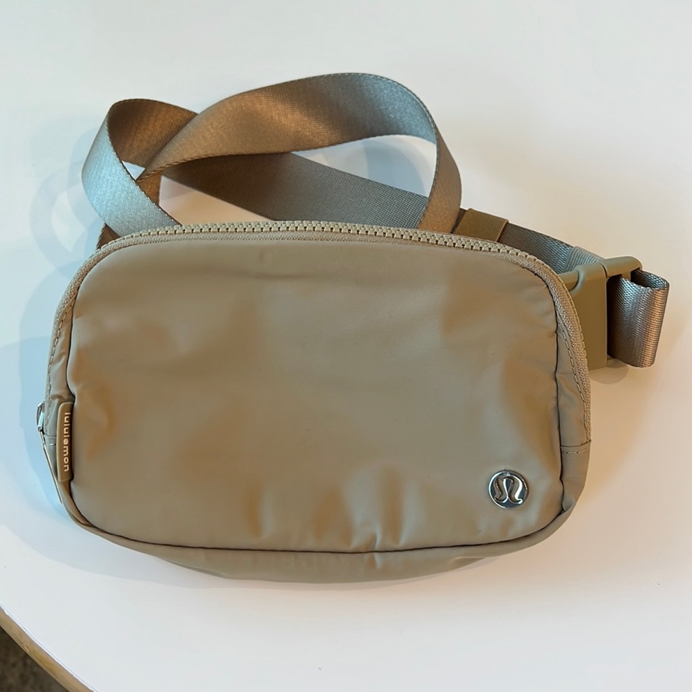 Lululemon Everywhere Belt Bag - Trench